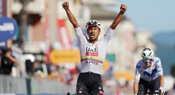 El ecuatoriano Jonathan Narvaéz (UAE) continúa haciendo historia en el Giro 
