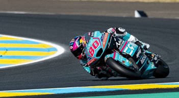 El piloto colombo-español le costó maniobrar su moto en el Le Mans, durante las primeras prácticas de clasificación.