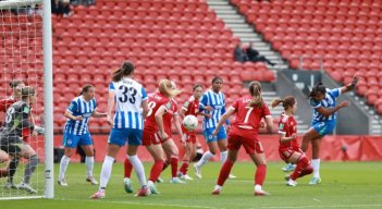 La colombiana Manuela Vargas fue protagonista en la victoria de Brigthon Albion sobre el Liverpool.