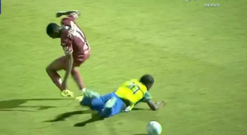 Lesión futbolista brasileño. | Foto: captura de video de X @Barras_LATAM.