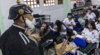 El profesor que se disfraza de faraón, soldado romano y káiser alemán para dar clases de historia en Medellín