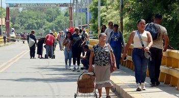 Ayer, bajo los fuerte rayos del Sol, centenares de ciudadanos debieron movilizarse a pie por el puente Francisco de Paula Santander, debido al cierre del paso vehicular./  Foto Carlos Ramírez-La Opinión