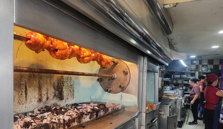El pollo asado sigue siendo una de las comidas rápidas favoritas de los  colombianos, según Fenavi./ Foto La Opinión