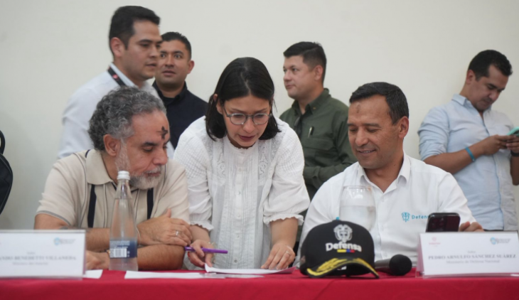 Ministros de Interior y de Defensa en la Comisión de Seguimiento y Garantías Electorales. 