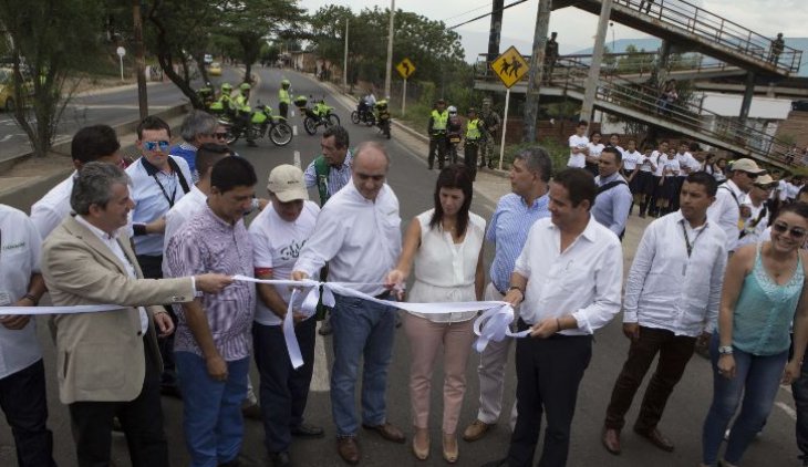 La fotografía corresponde a la inauguración de la avenida Panamericana, a cargo del Exministro Germán Vargas Lleras/Foto Archivo