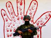 Soldado del Ejército empuña un fusil en el Catatumbo. 