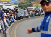 Alférez vigila tránsito durante bloqueo vial en Cúcuta.