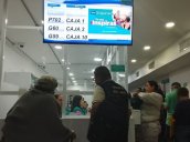 Aglomeraciones de usuarios en droguería Cafam para reclamar solo recibos de medicamentos pendientes/Foto Orlando Carvajal