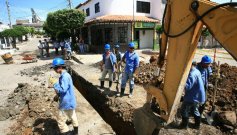 Obreros de Aguas Kpital en una reposición de redes de acueducto./Foto archivo