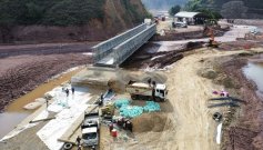 Este fue el puente metálico que se instaló para facilitar el paso sobre el río Tarrita/Foto Archivo
