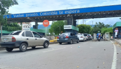 Salida de Colombia hacia Venezuela, puente Simón Bolívar.