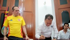 El gobernador William Villamizar estampa su firma en el convenio en presencia del ministro del Trabajo Antonio Sanguino/Foto cortesía