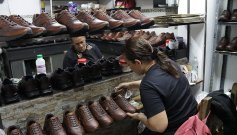 Calzado de la región. / FotoCarlos Ramírez-La Opinión
