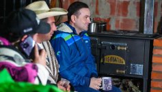 Corponor transforma vidas con estufas ecoeficientes con paneles solares