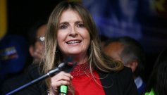 La senadora apuesta a una gran coalición opositora escogida por consulta y asegura que el  Centro Democrático tendrá candidato en diciembre, afirmando que ‘será mujer’.