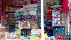 Se encontraron grandes cantidades de pañales institucionales en comercios del centro, especialmente en la avenida sexta y zonas del parque lineal, así como en La Parada, Villa del Rosario. Fotos: La Opinión 