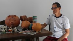 Juan Enrique Ruiz es pensionado y en familia cultivó el hábito del ahorro con alcancías./ Foto Stefany Peñaloza-La Opinión