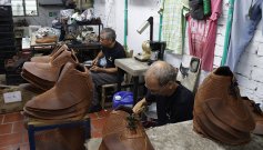 Calzado de la región. / Foto Carlos Ramírez-La Opinión