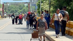 Ayer, bajo los fuerte rayos del Sol, centenares de ciudadanos debieron movilizarse a pie por el puente Francisco de Paula Santander, debido al cierre del paso vehicular./  Foto Carlos Ramírez-La Opinión