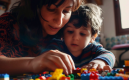 Una madre juega cubos con su hijo.