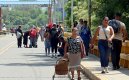 Ayer, bajo los fuerte rayos del Sol, centenares de ciudadanos debieron movilizarse a pie por el puente Francisco de Paula Santander, debido al cierre del paso vehicular./  Foto Carlos Ramírez-La Opinión